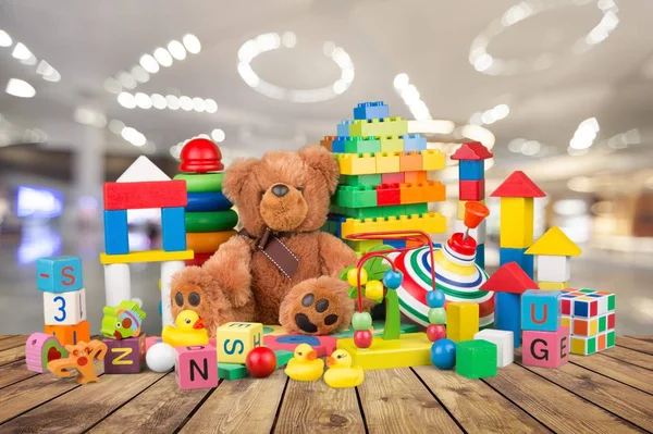 Niedlicher Teddybär Und Buntes Spielzeug Auf Holztisch — Stockfoto
