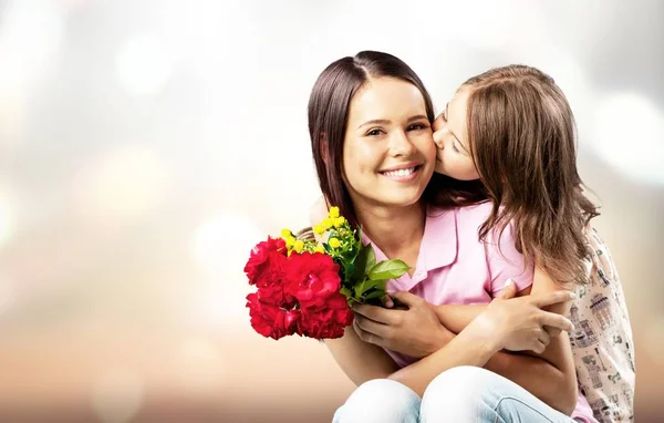 Schöne Frau Und Hören Tochter Mit Blumenstrauß — Stockfoto