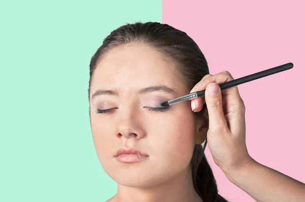 Mujer Joven Que Aplica Maquillaje —  Fotos de Stock