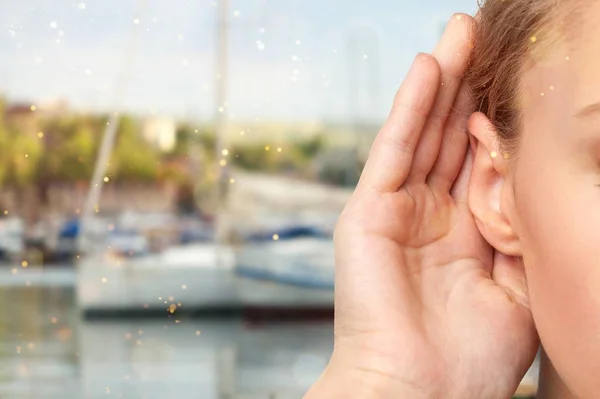 Chica Escuchando Con Mano Oreja — Foto de Stock