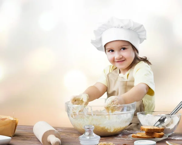 Mädchen Kocht Mit Mehl — Stockfoto