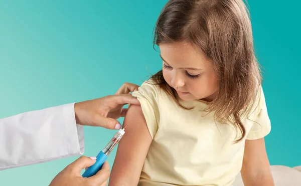 Médico vacunando niña —  Fotos de Stock