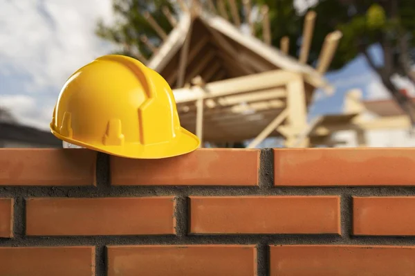 Casco Amarillo Con Equipo Sobre Fondo Construcción —  Fotos de Stock