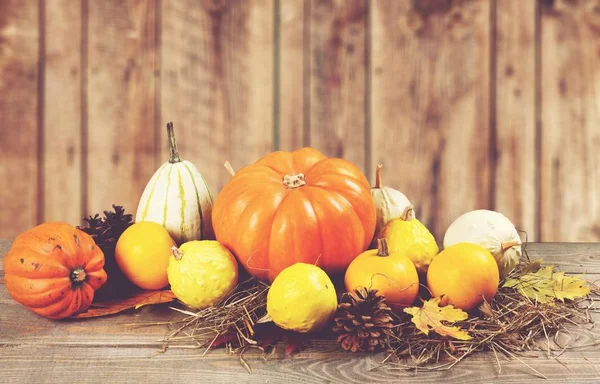 Kürbisse Und Herbstblätter Auf Holztisch — Stockfoto