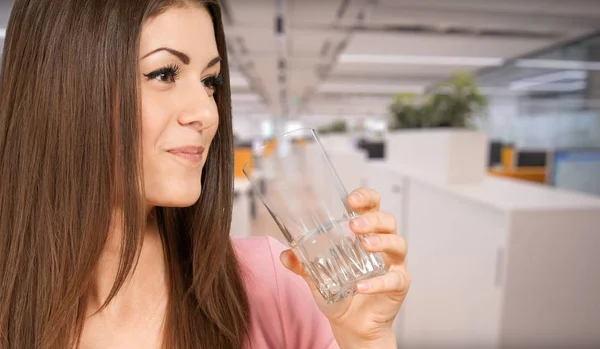 水のガラスを持つ美しい女性 — ストック写真