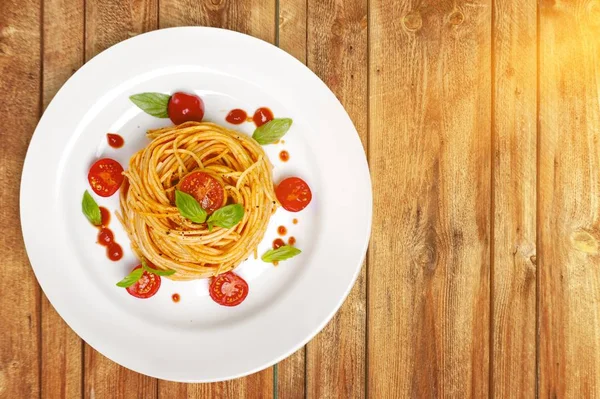 Espaguete Saboroso Com Tomates Frescos Placa Branca — Fotografia de Stock