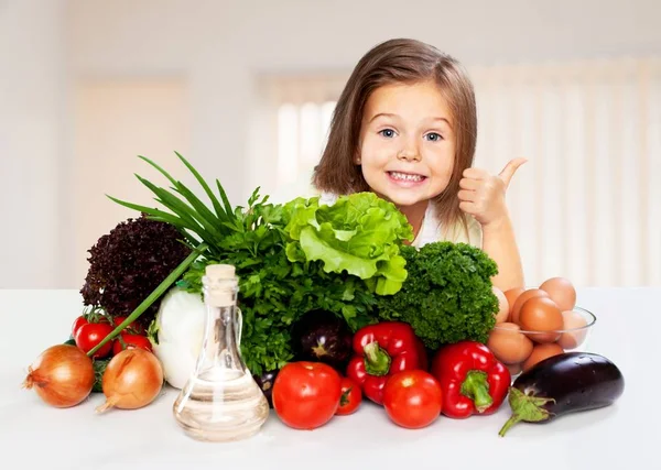 Schattig Klein Meisje Met Verse Groenten — Stockfoto