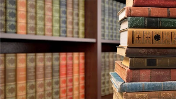 Pilha Livros Prateleira Biblioteca — Fotografia de Stock