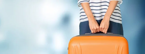 Junge Frau mit Reisetasche — Stockfoto