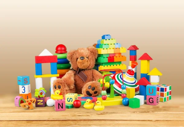 Urso Pelúcia Bonito Brinquedos Brilhantes Mesa Madeira — Fotografia de Stock