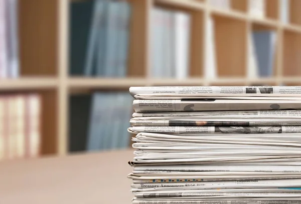 Pila Giornali Tavolo Legno — Foto Stock