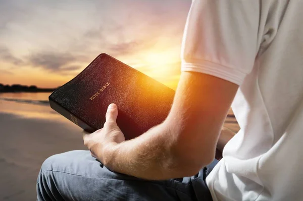 Muž hospodářství holy bible — Stock fotografie