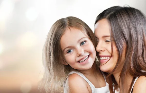 Glückliche Mutter Und Tochter Beim Umarmen — Stockfoto