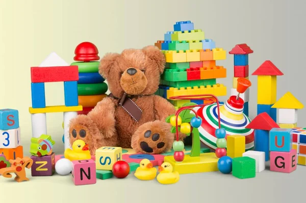 Niedlicher Teddybär Und Buntes Spielzeug Auf Holztisch — Stockfoto