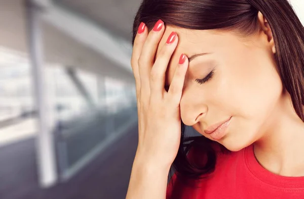 Junge Brünette Frau Mit Kopfschmerzen — Stockfoto