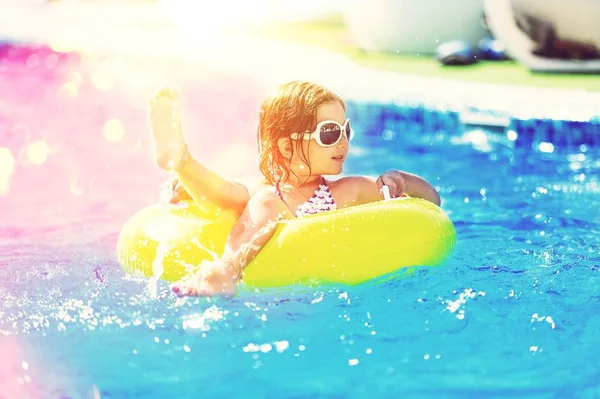 Menina Bonito Piscina — Fotografia de Stock