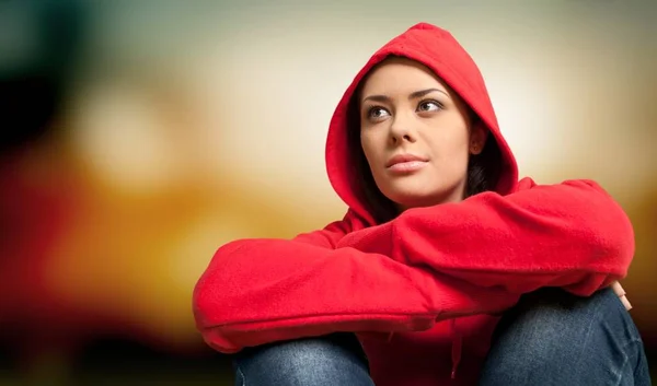 Jovem Mulher Vestindo Capuz Vermelho — Fotografia de Stock