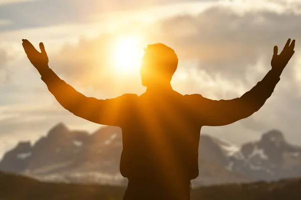 Silhuett Man Med Upphöjda Händer Solnedgången — Stockfoto