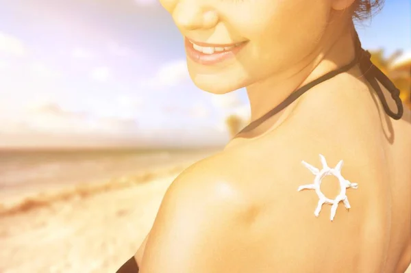 Mujer Joven Playa Con Símbolo Del Sol Hecho Crema — Foto de Stock