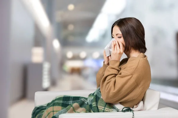Mujer Con Tejido Estornudando —  Fotos de Stock