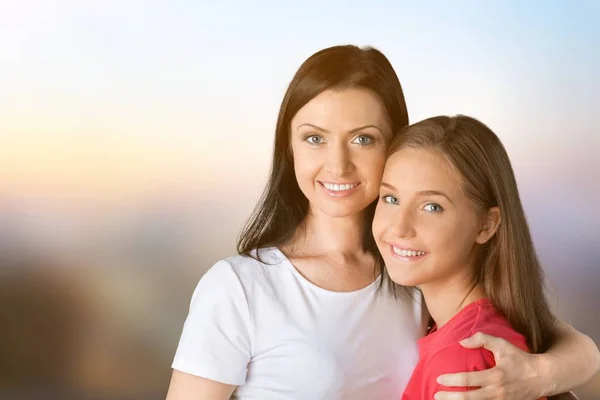 Glückliche Mutter Und Tochter Beim Umarmen — Stockfoto