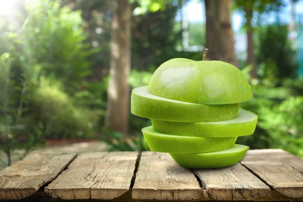 ดแอปเป ยวบนโต ะไม ในสวน — ภาพถ่ายสต็อก