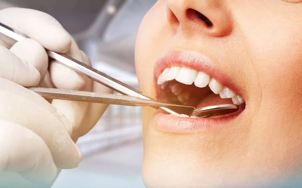 Dentista Denti Esame Presso Clinica Dentale — Foto Stock