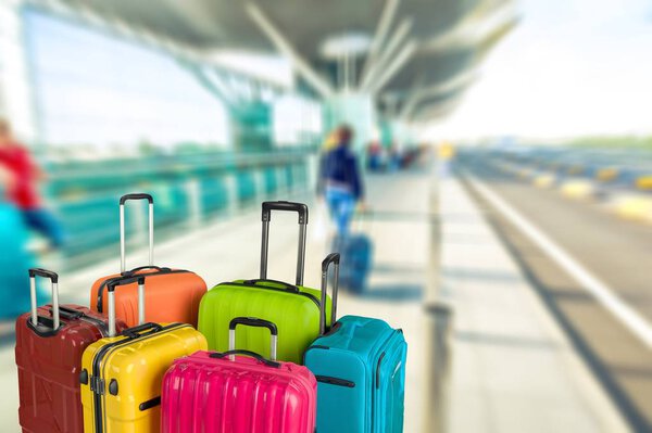 Красивые красочные чемоданы, концепция путешествия
