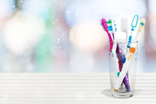 Kleurrijke Tandenborstels Glas Achtergrond — Stockfoto