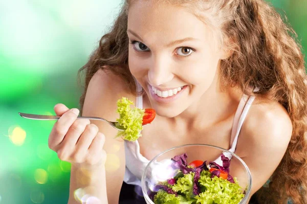 Vrouw die verse salade eet — Stockfoto