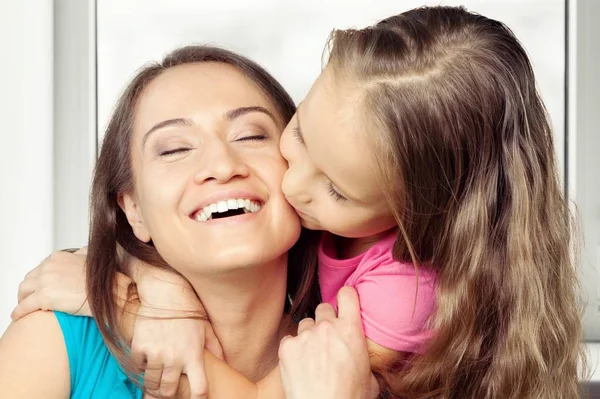 Família Feliz Linda Menina Beijando Mãe — Fotografia de Stock