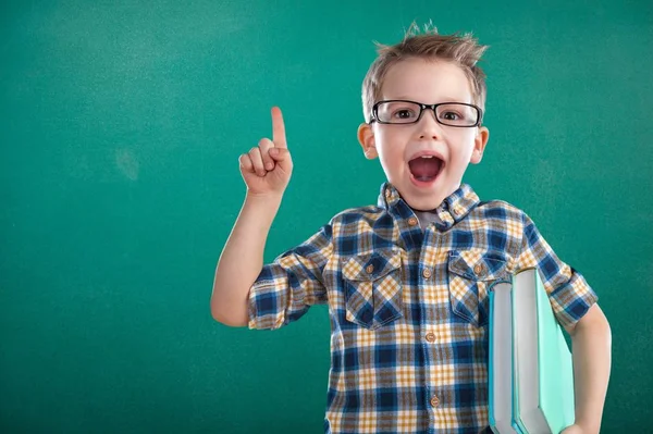 Opgewonden Kleine Jongen Met Boeken — Stockfoto