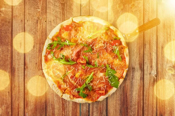 ハムとチーズのピザを木の背景に — ストック写真