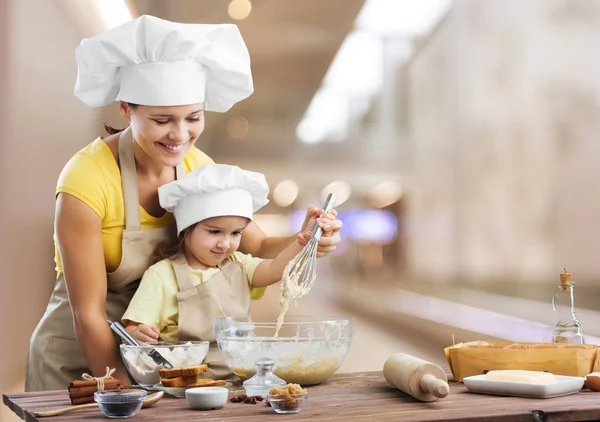 Portrait Adorable Petite Fille Mère Cuisiner Ensemble — Photo