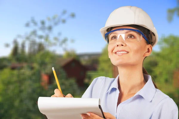 Joven Ingeniera Con Casco Planos — Foto de Stock