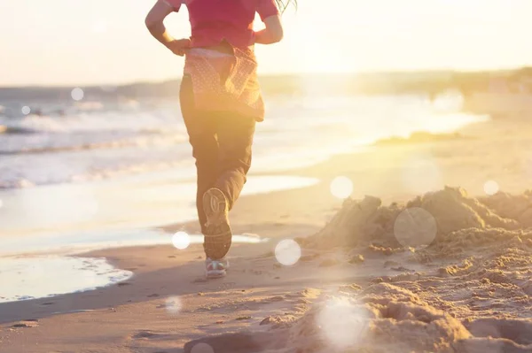Jovem mulher correndo pela praia — Fotografia de Stock