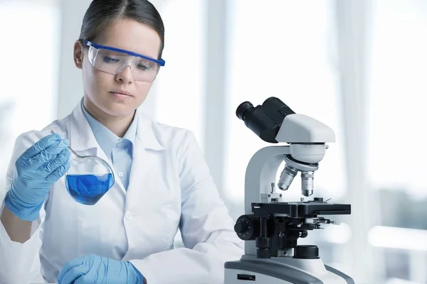 年轻的女科学家 用显微镜实验室 — 图库照片