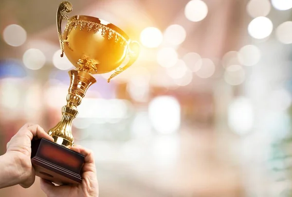 Mãos Segurando Troféu Dourado Fundo — Fotografia de Stock