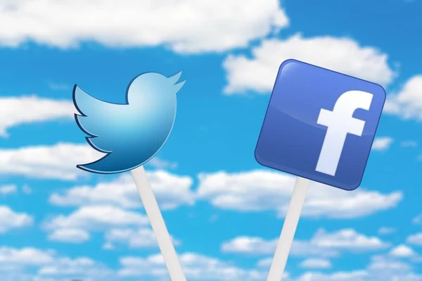 Facebook Und Twitter Symbole Auf Himmelshintergrund — Stockfoto