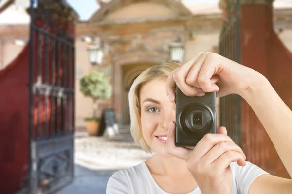 Fotoğraf Makinesi Olan Mutlu Kadın — Stok fotoğraf