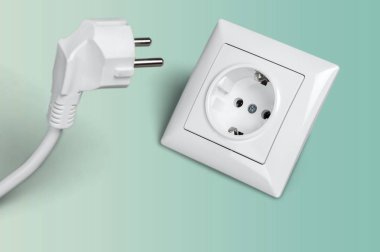 beyaz elektrik fişi elektrik prizine içinde