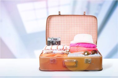 Renkli giysileri, seyahat kavramı ile Retro çanta