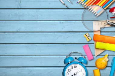 Ahşap arka plan üzerinde geri kompozisyon okul 