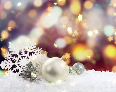 Kar ve tuzaklarla dolu Noel arkaplanı 