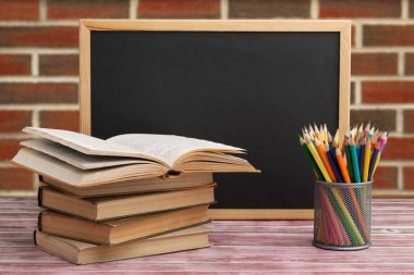 Okul kırtasiyesi ahşap masada. 