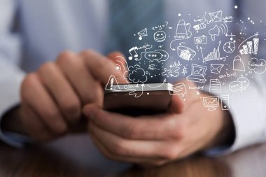 Cep telefonu kullaranarak erkek eller 