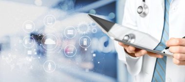 Hastanedeki doktor tabletle çalışıyor.