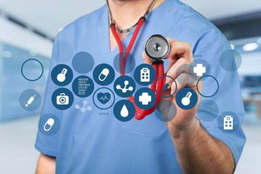 Steteskopu ve tıbbi belirtileri olan genç bir doktor.