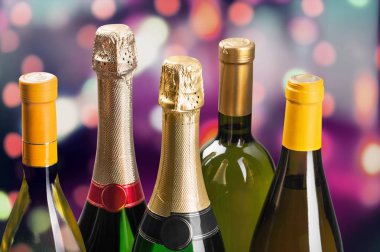 Renkli şarap şişeleriyle dolu.