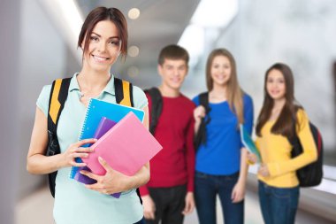 Grup öğrenci ile kameraya gülümseyen kitaplar  